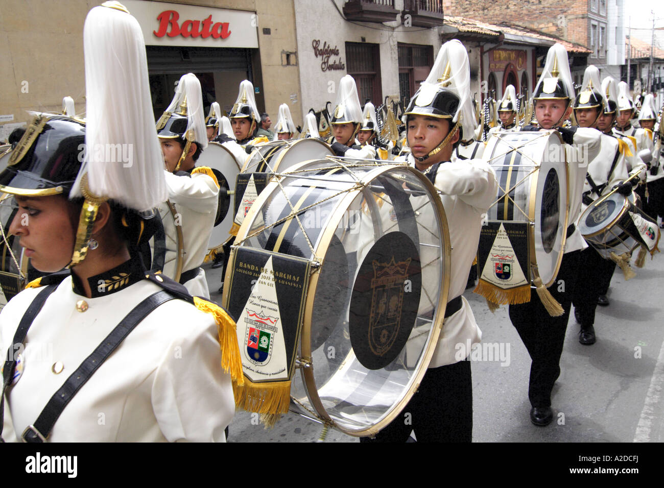 Un high school marching band durante una sfilata di carnevale, Colombia Foto Stock