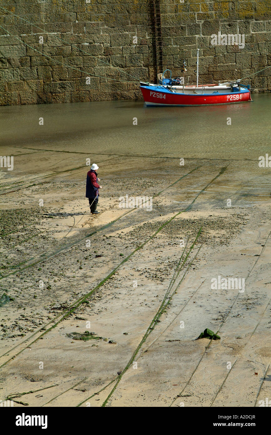 Controllare l'ormeggio per la barca. ST IVES. CORNWALL INGHILTERRA REGNO UNITO Foto Stock