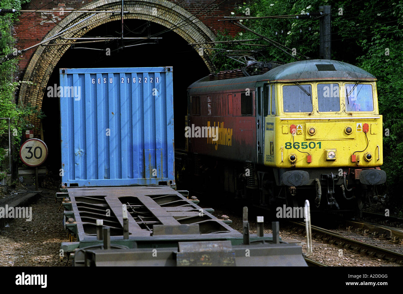 I treni merci che passano attraverso il tunnel sulla Felixstowe a Nuneaton linea ferroviaria Ipswich, Suffolk, Regno Unito. Foto Stock