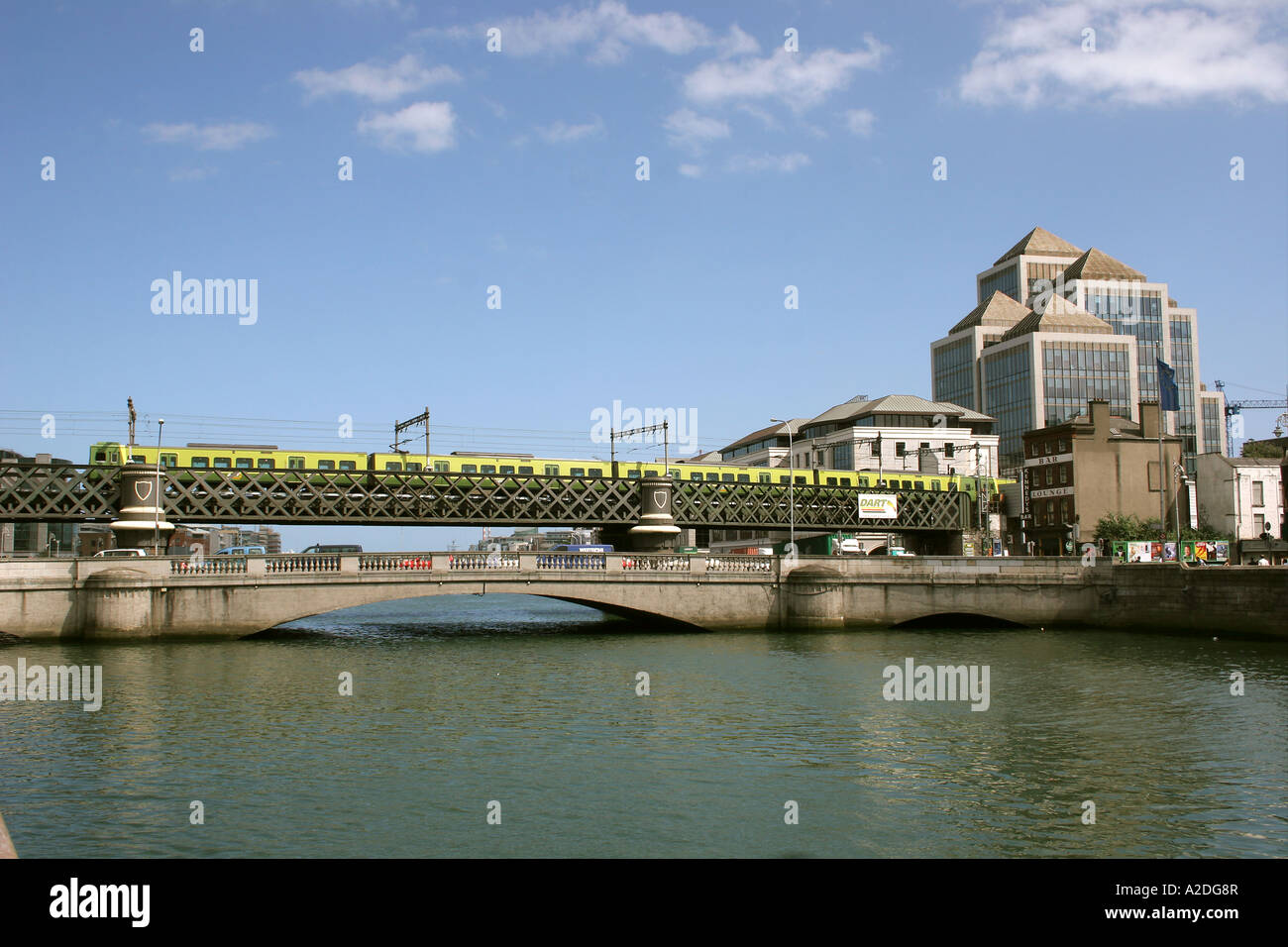 Tara Street bridge Dart Ulster Bank uffici Dublino Irlanda Foto Stock