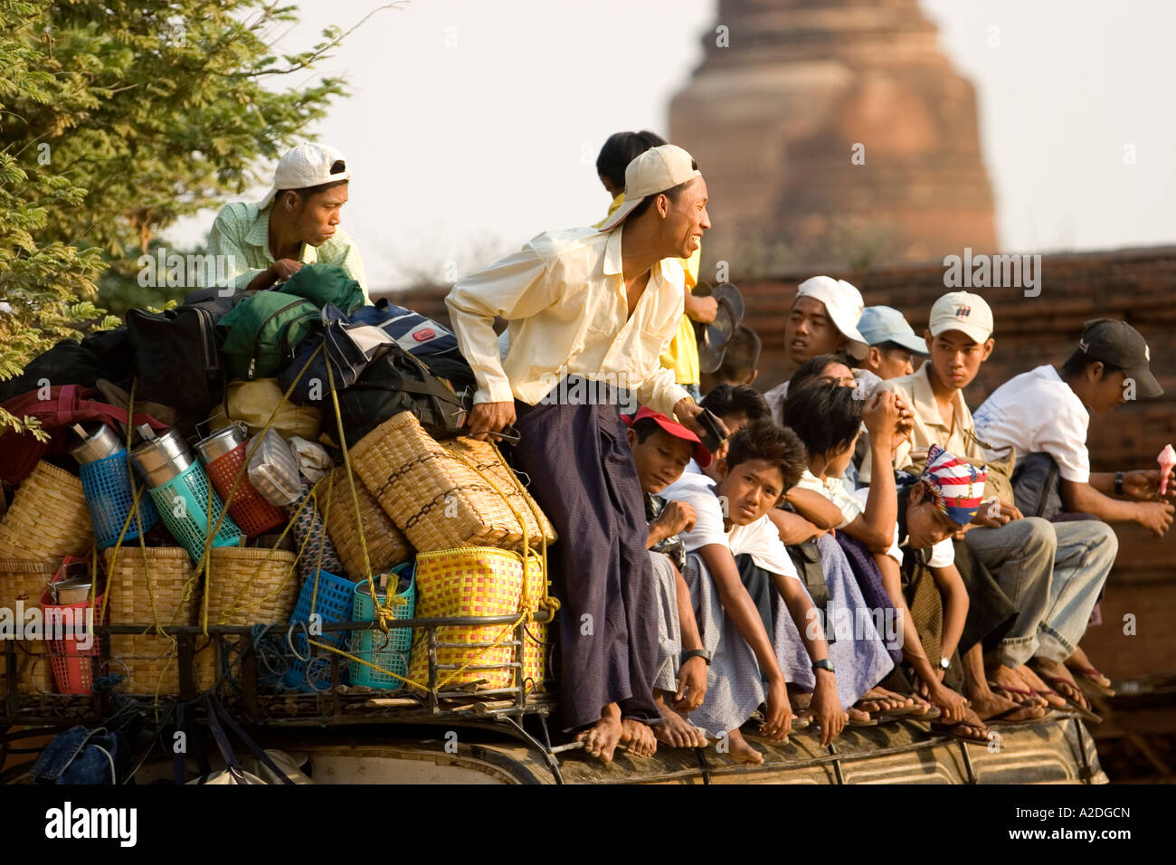 La popolazione locale sedersi sul tetto di un bus a Bagan. Foto Stock