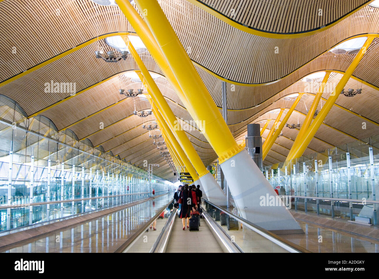 Tapis Roulants al Terminal 4 dell'aeroporto di Madrid Barajas progettato da Richard Rogers Partnership, Spagna Foto Stock
