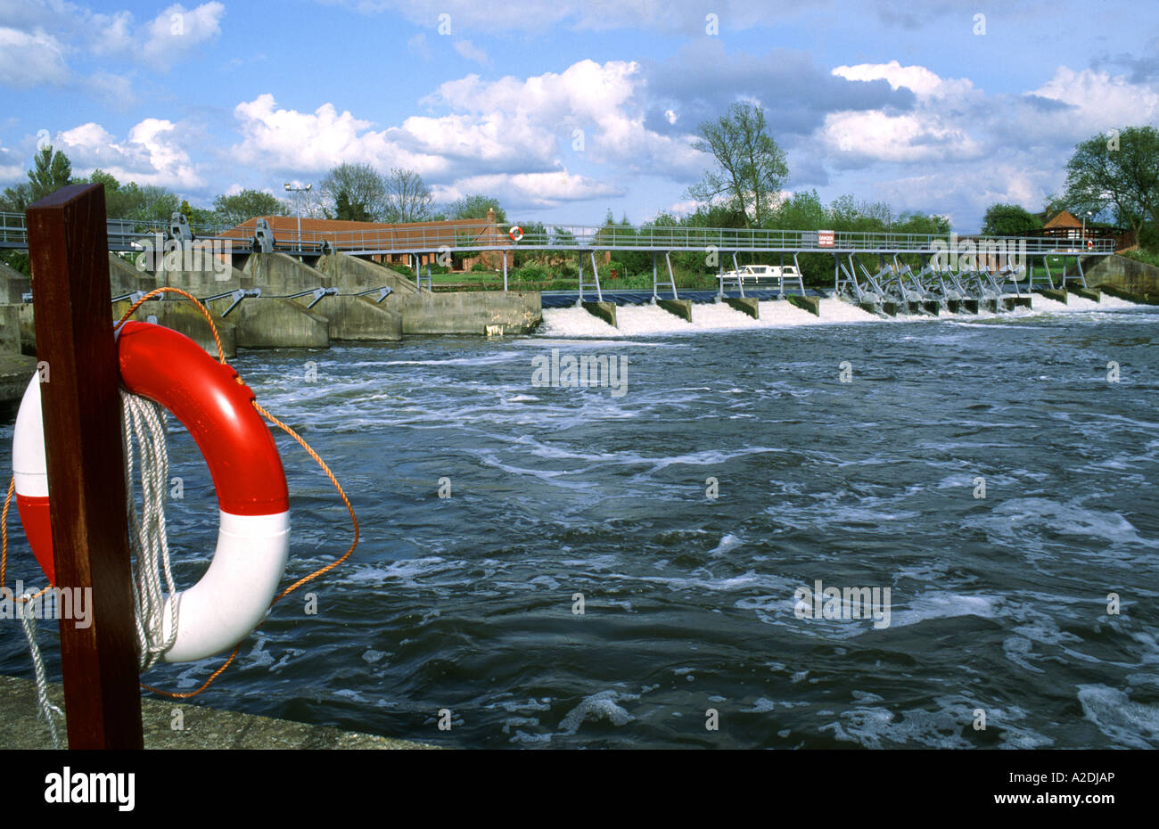 Il fiume Tamigi WEIR A BENSON IN OXFORDSHIRE Foto Stock