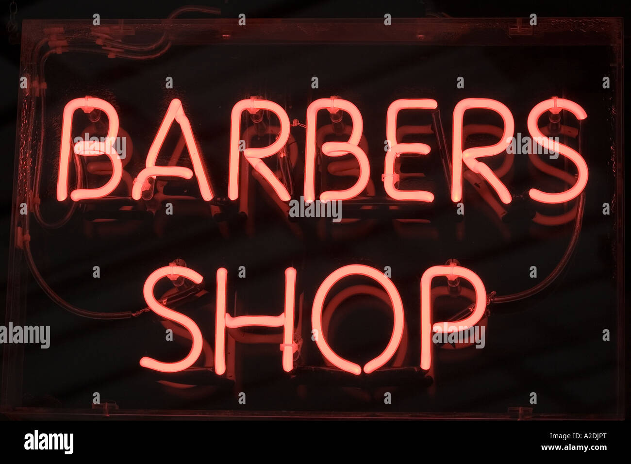 Un rosso neon barbieri shop scritte al neon, i tagli di capelli  parrucchiere digital signage pubblicità Barbieri, Southport, Regno Unito  Foto stock - Alamy