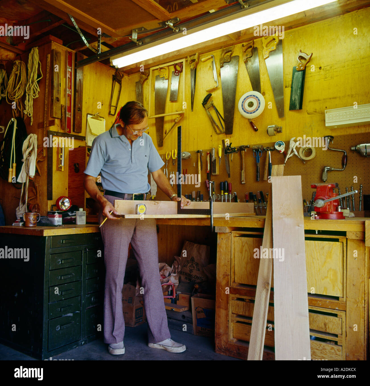 Macchine per la lavorazione del legno ventilatori a lavorare nella sua casa garage negozio Foto Stock