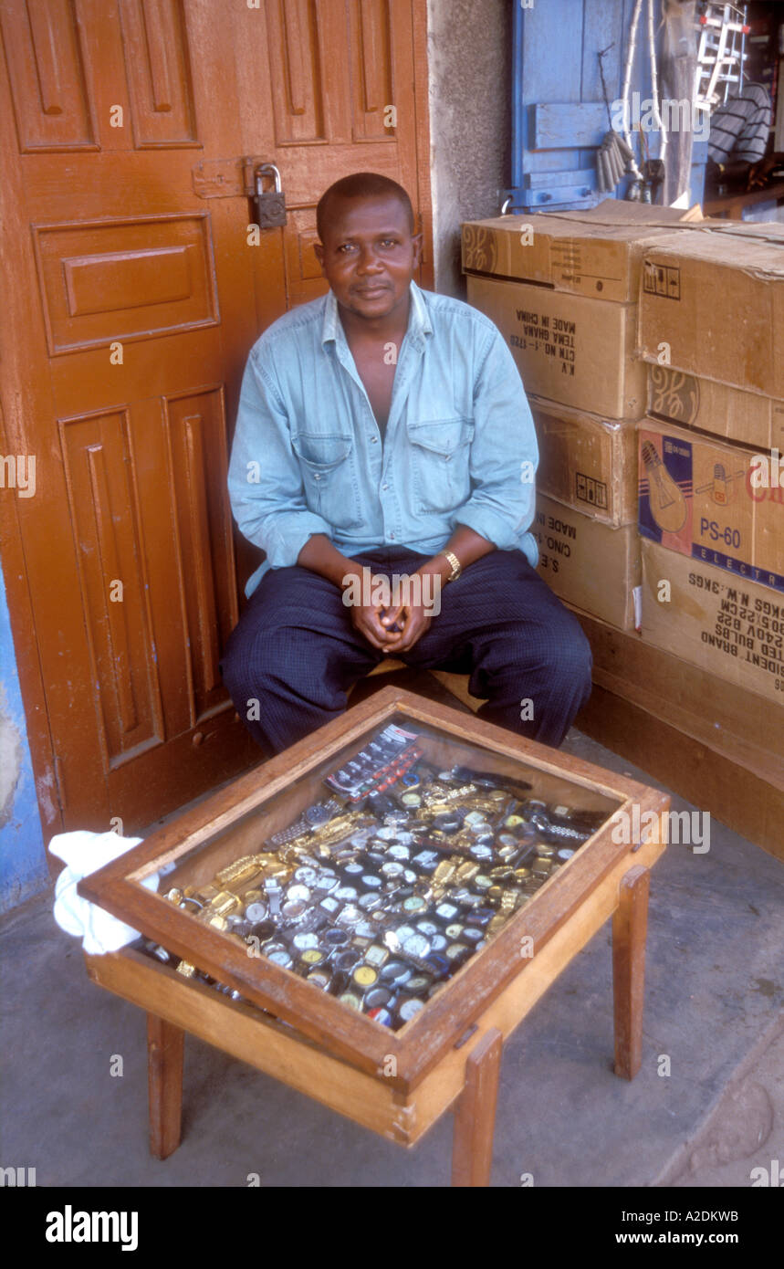 Uomo africano che vende orologi al mercato, Accra, Ghana. Foto Stock