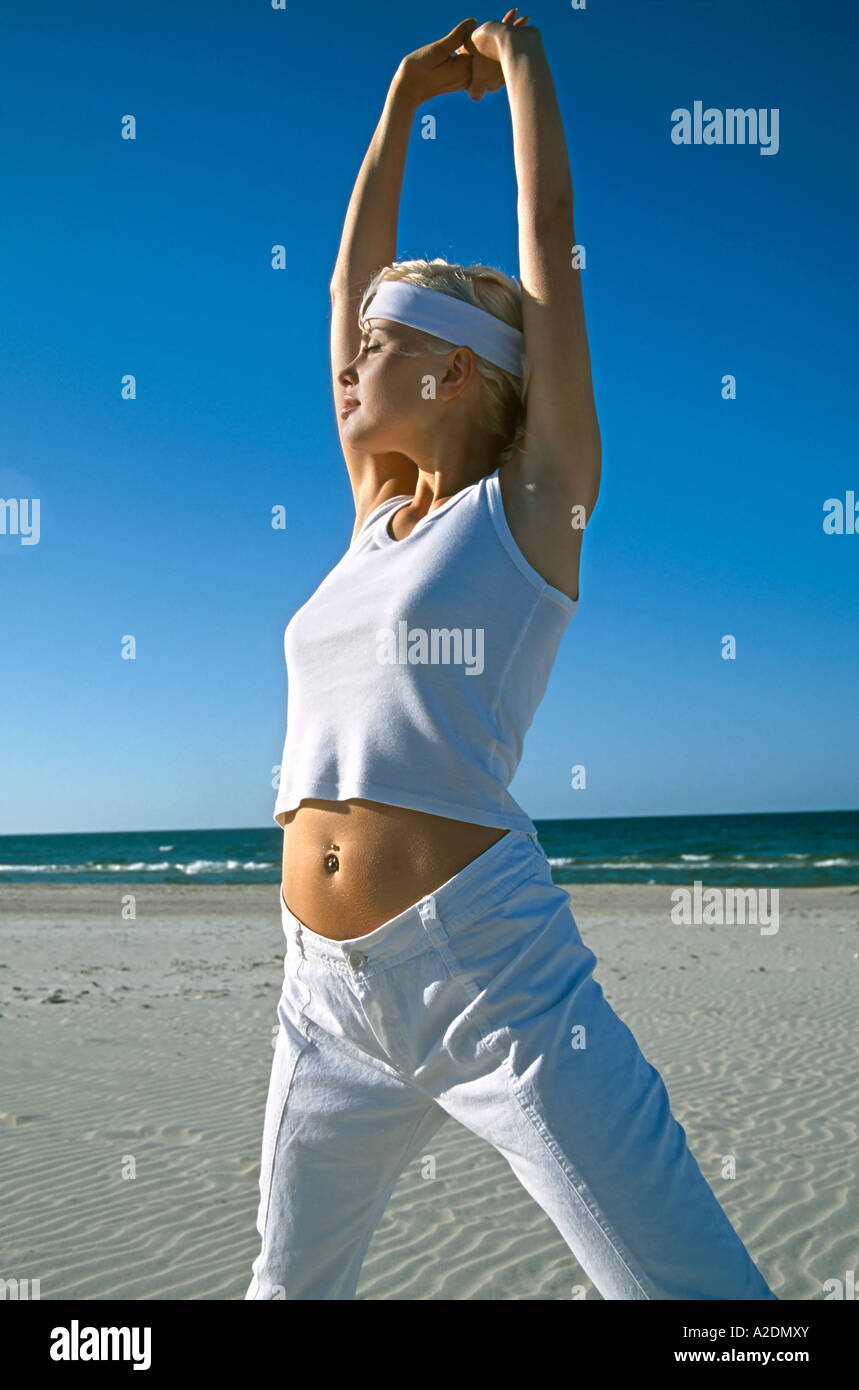 1207878 dehor estivo giorno spiaggia di sabbia acqua mare donna giovane 25  30 bionda top pantaloni testa di banda Fascia assorbisudore stand bianco  luogo ar Foto stock - Alamy