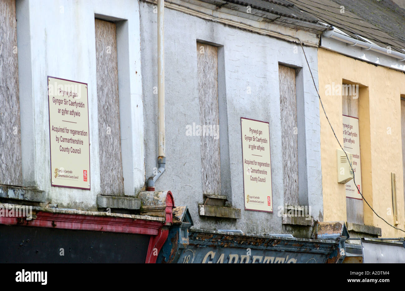 Negozio abbandonati edifici acquistati dalla Carmarthenshire County Council per la rigenerazione a Llanelli town centre REGNO UNITO Foto Stock