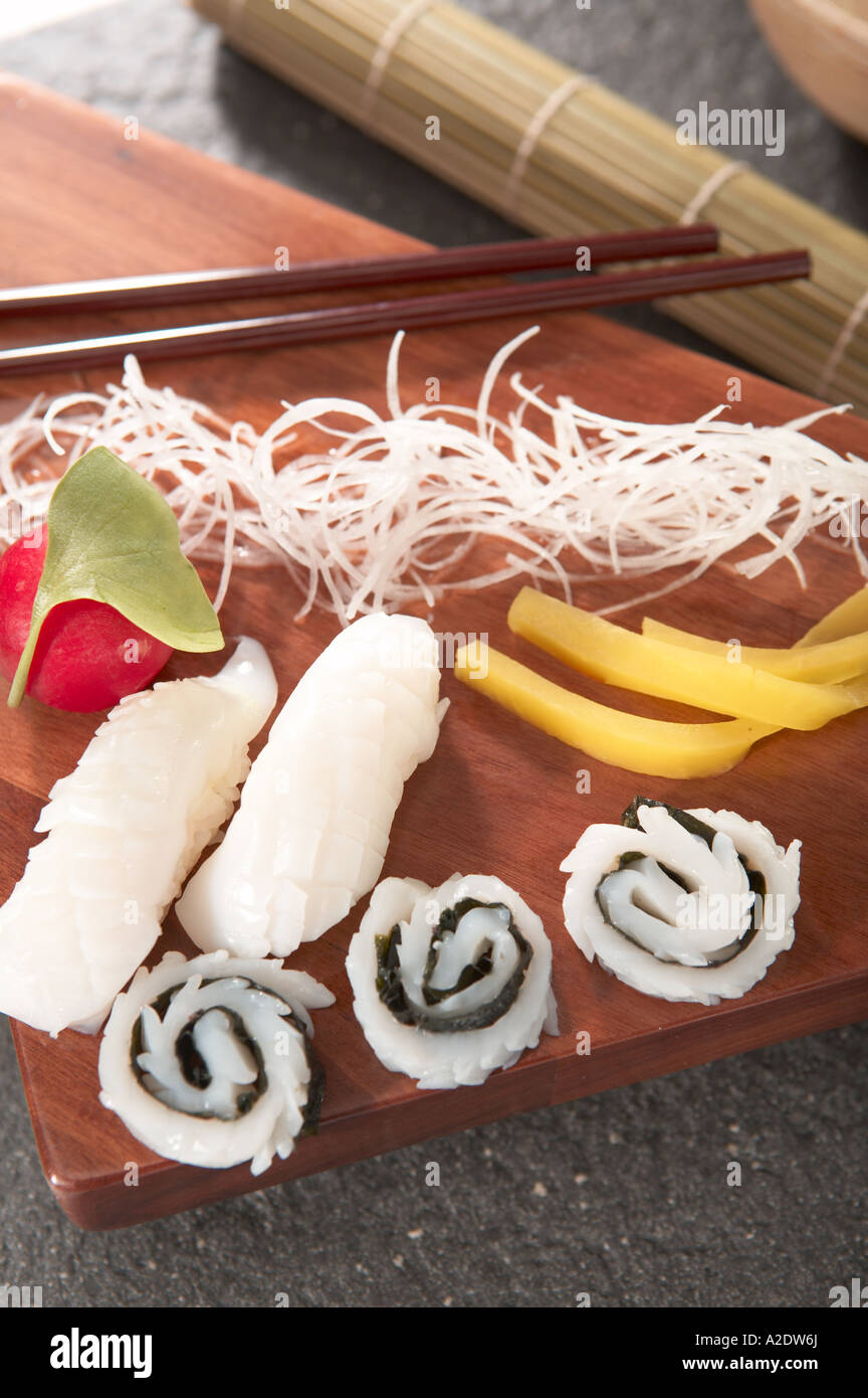 Il nigiri e il sashimi fatta di calamari sulla sinistra il nigiri palla di riso arrotolate nella fetta di calamari sulla destra il sashimi filamento Foto Stock