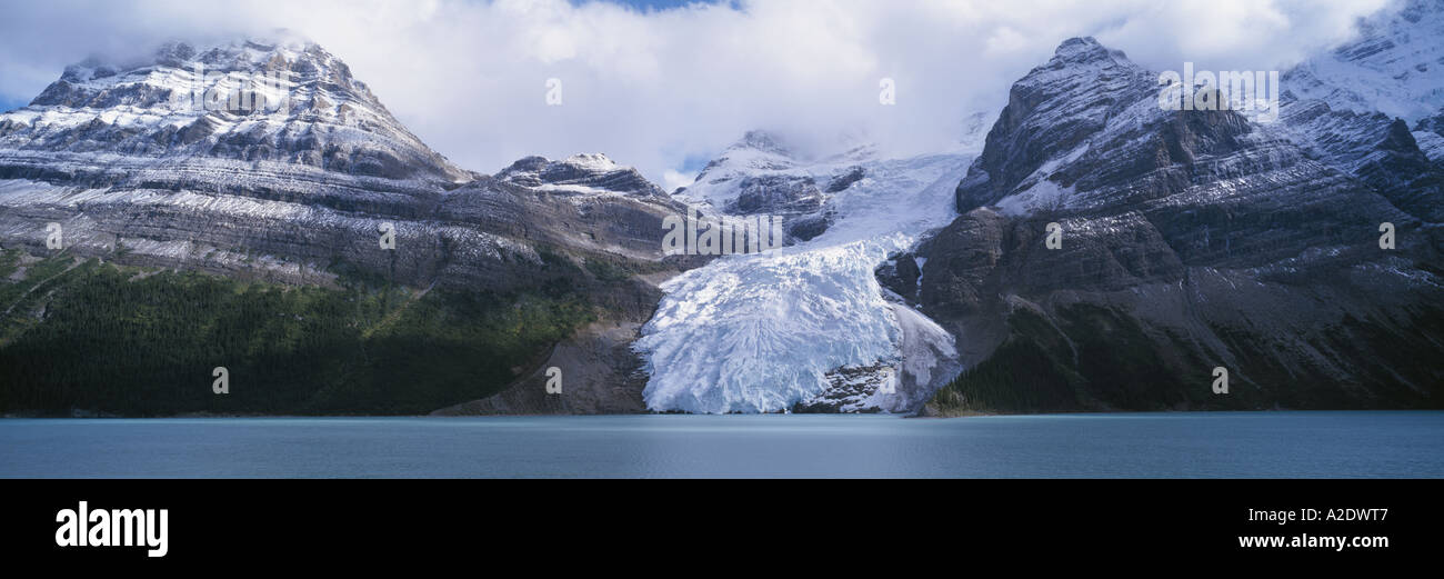 Glacier tumbling in Berg Lago Monte Robson Provincial Park montagne rocciose della Columbia britannica in Canada Foto Stock
