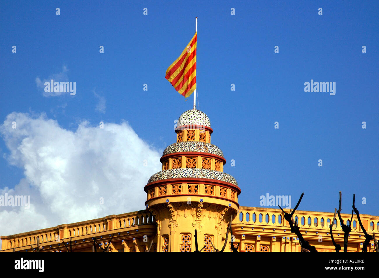 Bandiera catalana sulla parte superiore dell edificio tradizionale Foto Stock