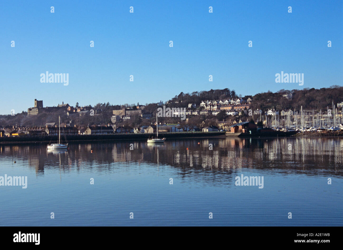 PORTH PENRHYN GWYNEDD North Wales UK Gennaio guardando attraverso il Menai Strait a Bangor City Foto Stock