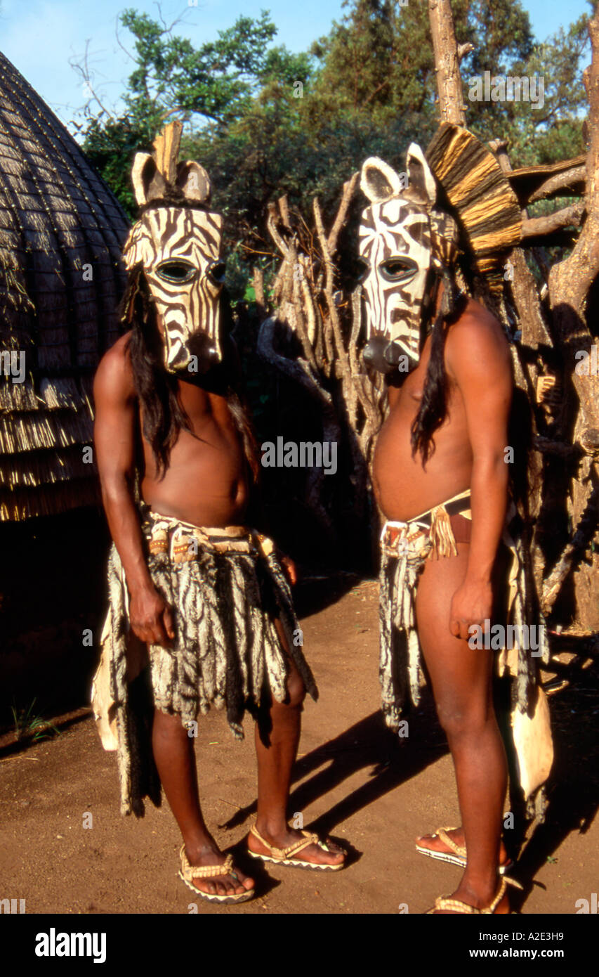 Sud Africa, KwaZulu-Natal. Due ballerini Zulu in maschere zebra. (MR) Foto Stock