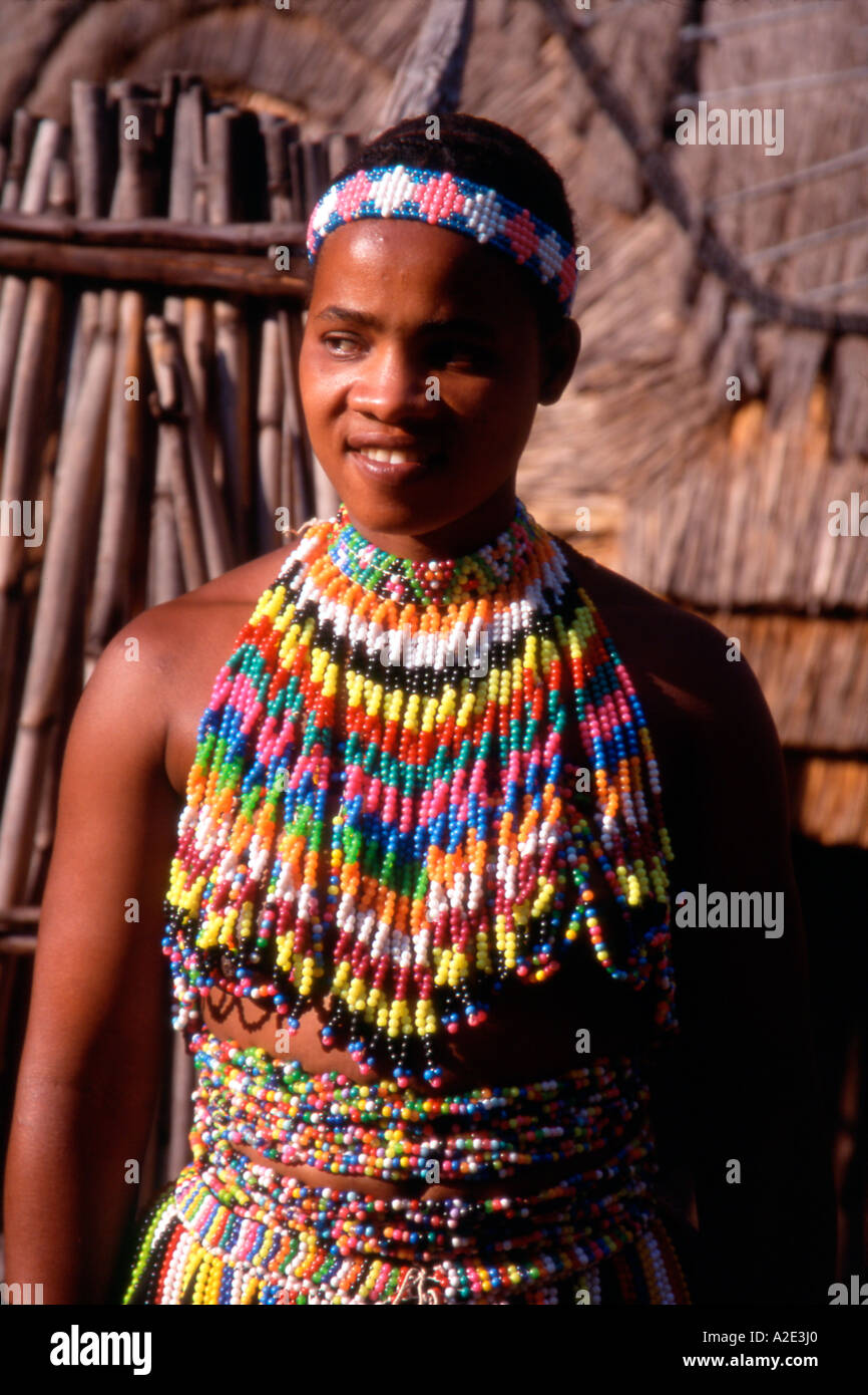 Sud Africa, KwaZulu-Natal. Zulu giovane ragazza. (MR) Foto Stock