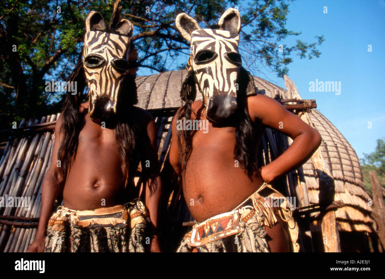 Sud Africa, KwaZulu-Natal. Due ballerini Zulu in maschere zebra. (MR) Foto Stock