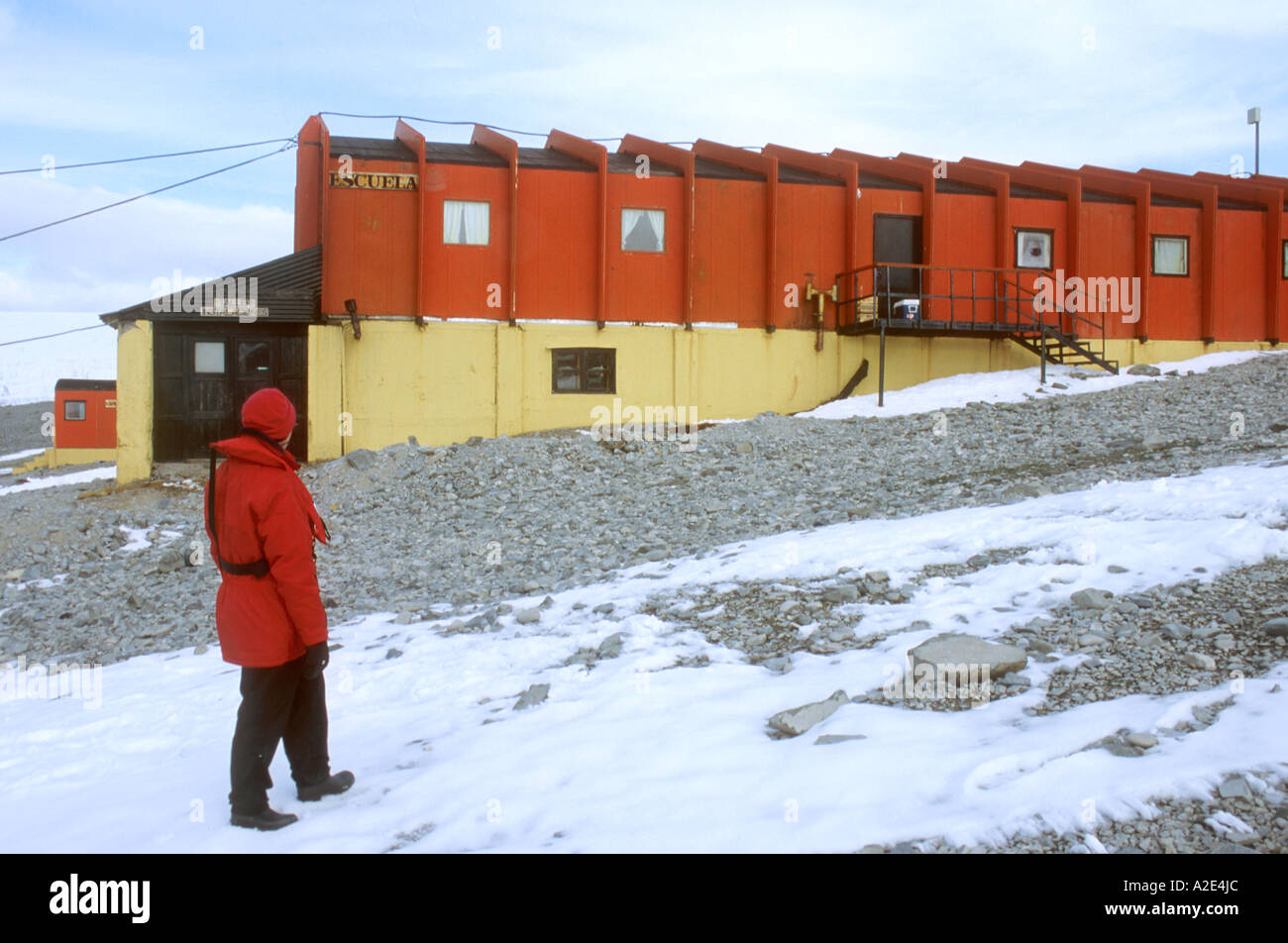 Passeggeri Crociera guarda la scuola locale per motivi di Esperanza Base di ricerca in speranza Bay Foto Stock