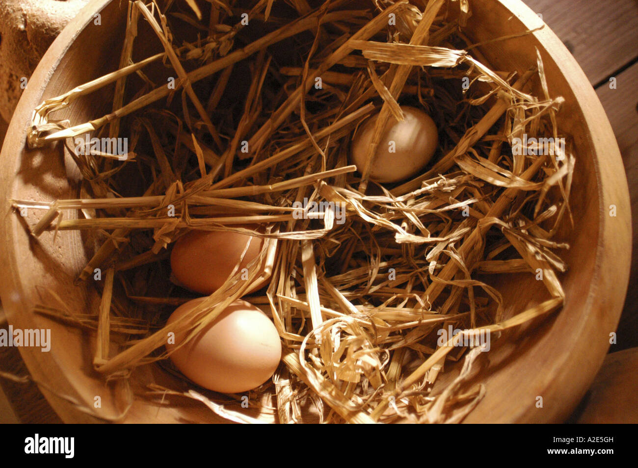 Le uova in un cesto foto da Andrew Hasson 2002 Foto Stock