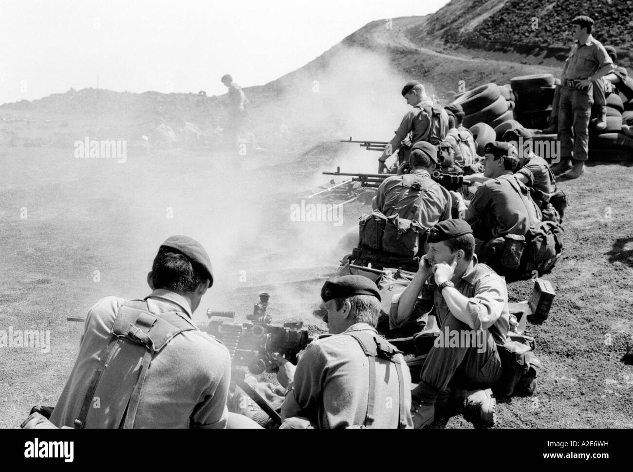 I comandanti dei Royal Marines testano il fuoco delle loro mitragliatrici sull'isola di Ascensione prima del conflitto delle Falklands nel 1982 Foto Stock