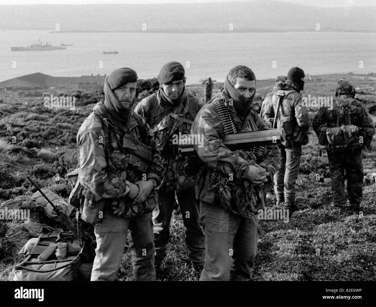 Il Royal Marines Commando aspetta di andare in pattuglia da Ajax Bay durante il conflitto delle Falklands nel 1982 Foto Stock