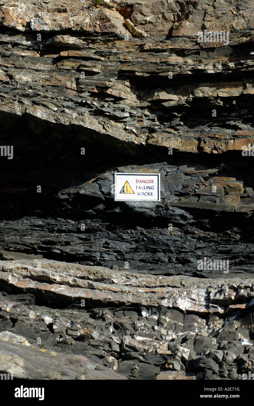 La caduta di segno di roccia a picco sul mare Foto Stock