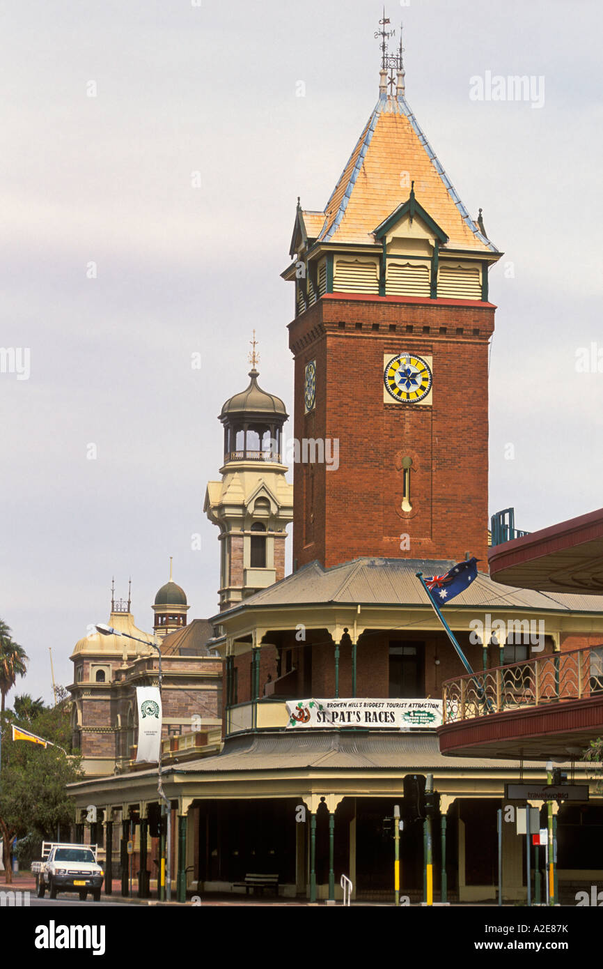 Edifici da un passato prospero su Argent Street nella famosa città mineraria di Broken Hill nel lontano ovest del Nuovo Galles del Sud Foto Stock