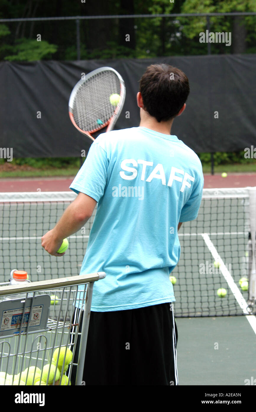 Tennis Tutor dando lezioni in un pubblico di estate programma scuola nel Michigan Foto Stock