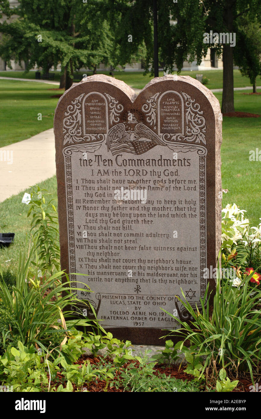 Storica Dieci Comandamenti lapide si trova al di fuori di Lucas County Courthouse in Toledo Ohio Foto Stock