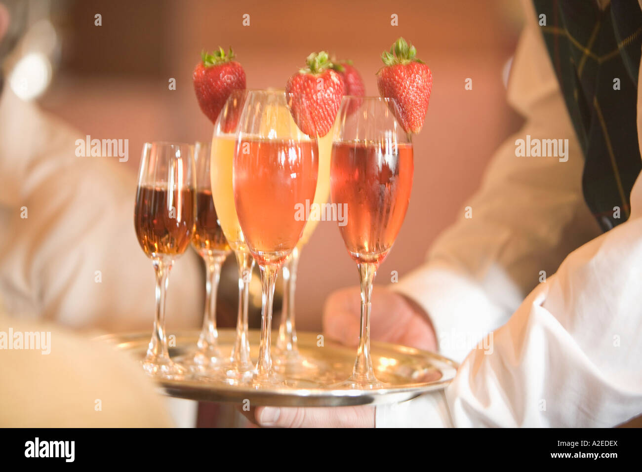Fruttato bevande essendo servita da un waitor. Foto Stock