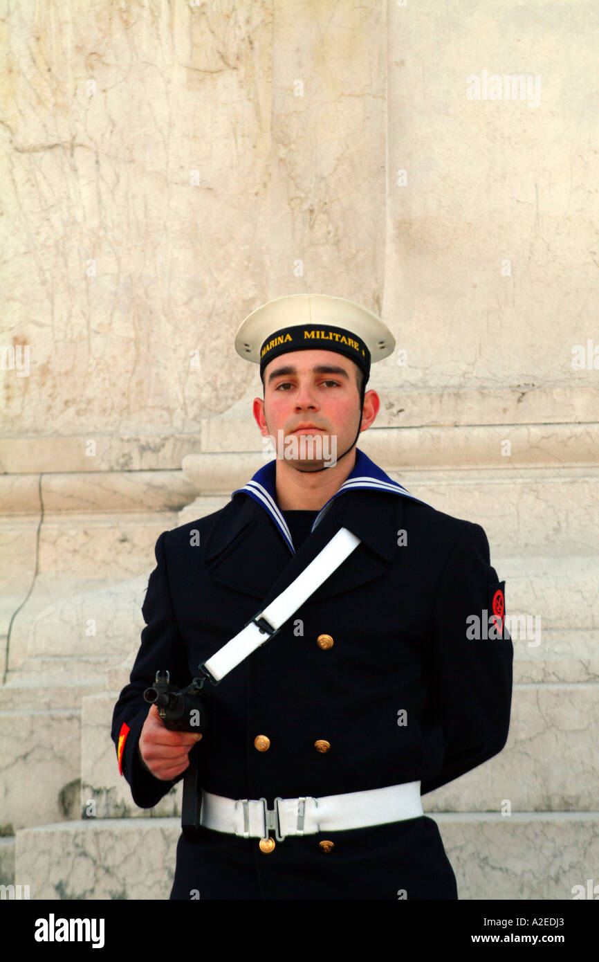 Miltary della guardia sailor navale della marina militare di uomini in  uniforme arma maschio fucile armato di pistola stand ancora in piedi Foto  stock - Alamy