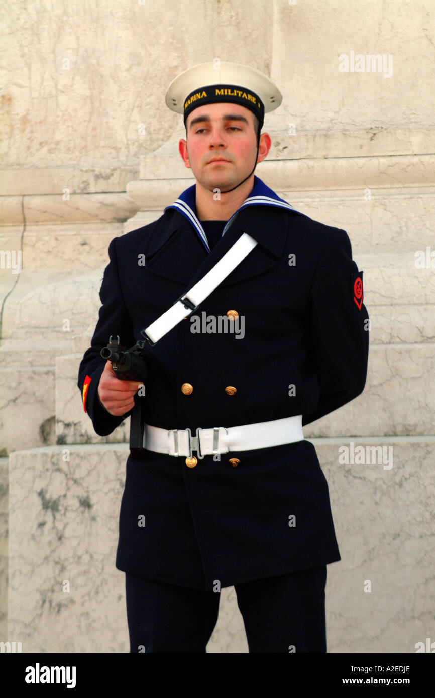 Miltary della guardia sailor navale della marina militare di uomini in  uniforme arma maschio fucile armato di pistola stand ancora in piedi Foto  stock - Alamy