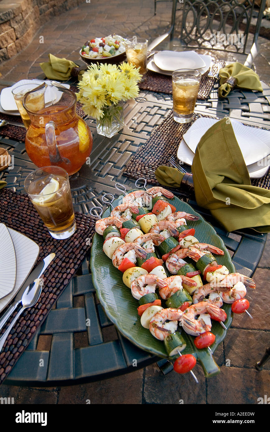 Backyard patio con tavolo di cibo per barbecue party Foto Stock