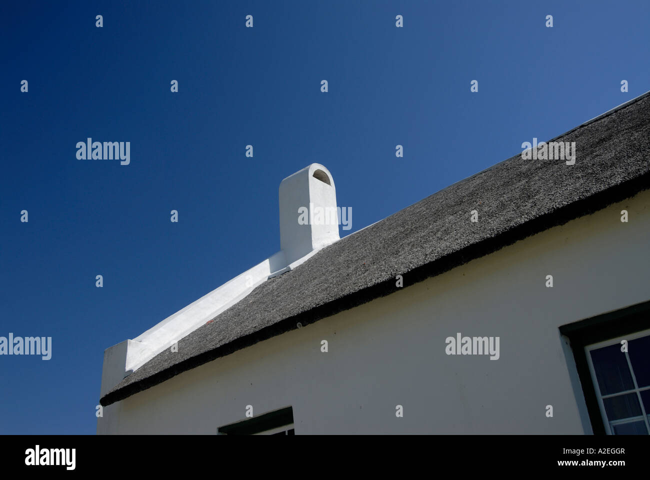 Tradizionale con tetto di paglia di reed e bianco edificio dipinto Foto Stock