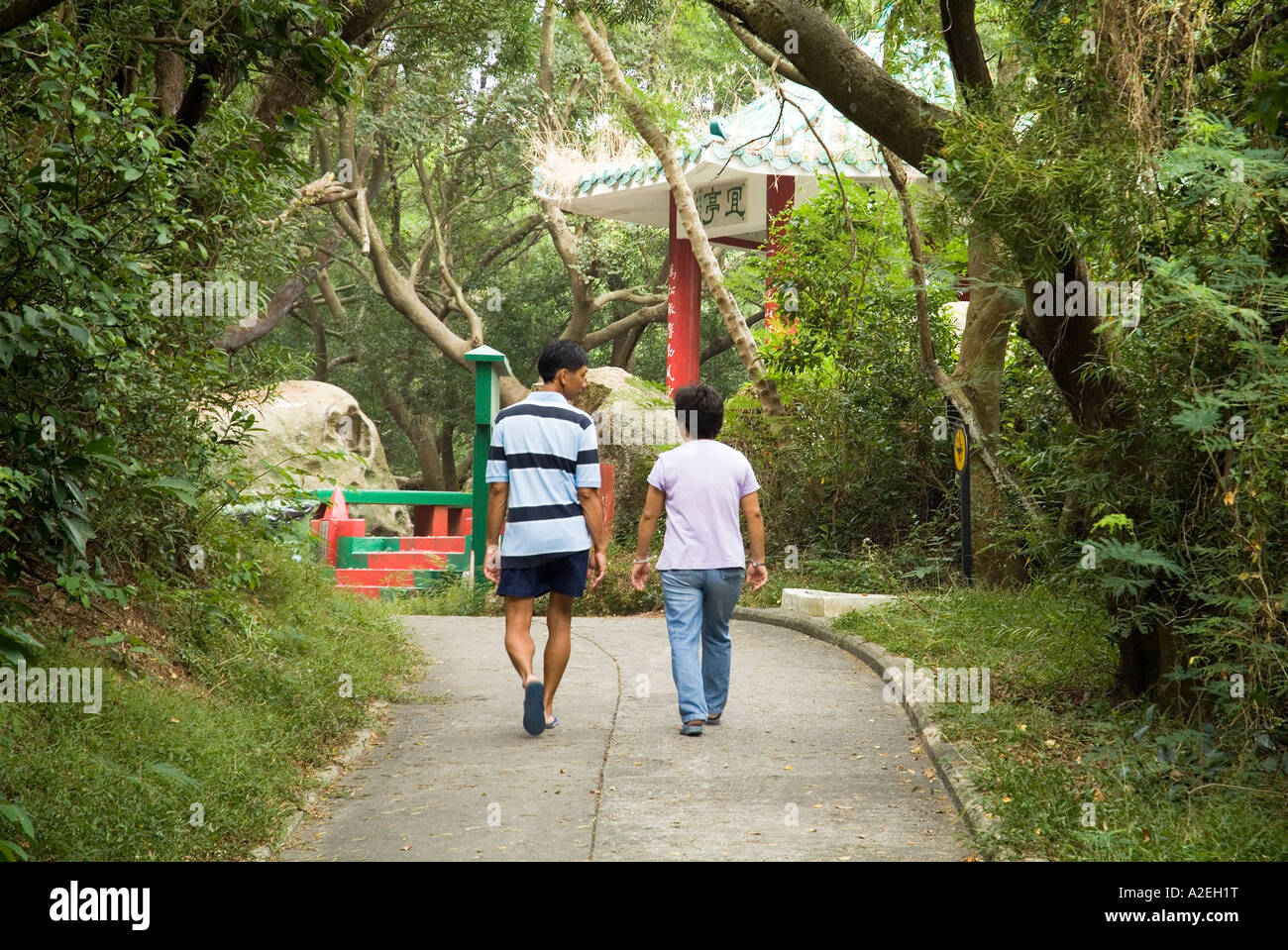Dh Country Park a piedi CHEUNG CHAU HONG KONG giovane camminando attraverso la strada di picco cinese isola Foto Stock