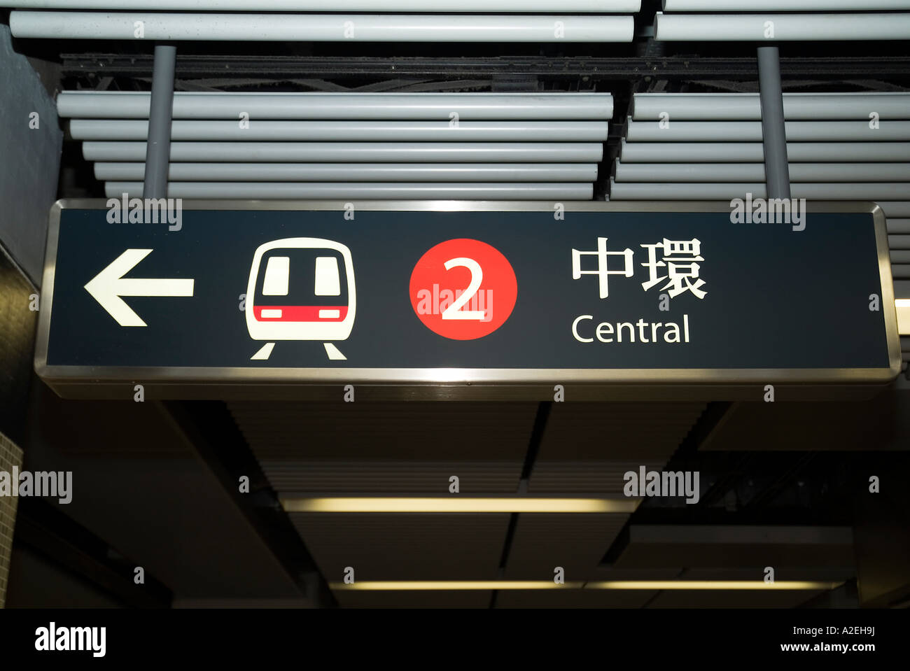 dh Mass Transit Railway MONG KOK HONG KONG MTR segno che dirige per le piattaforme ferroviarie inglese e calligrafia metro diretto informare Foto Stock