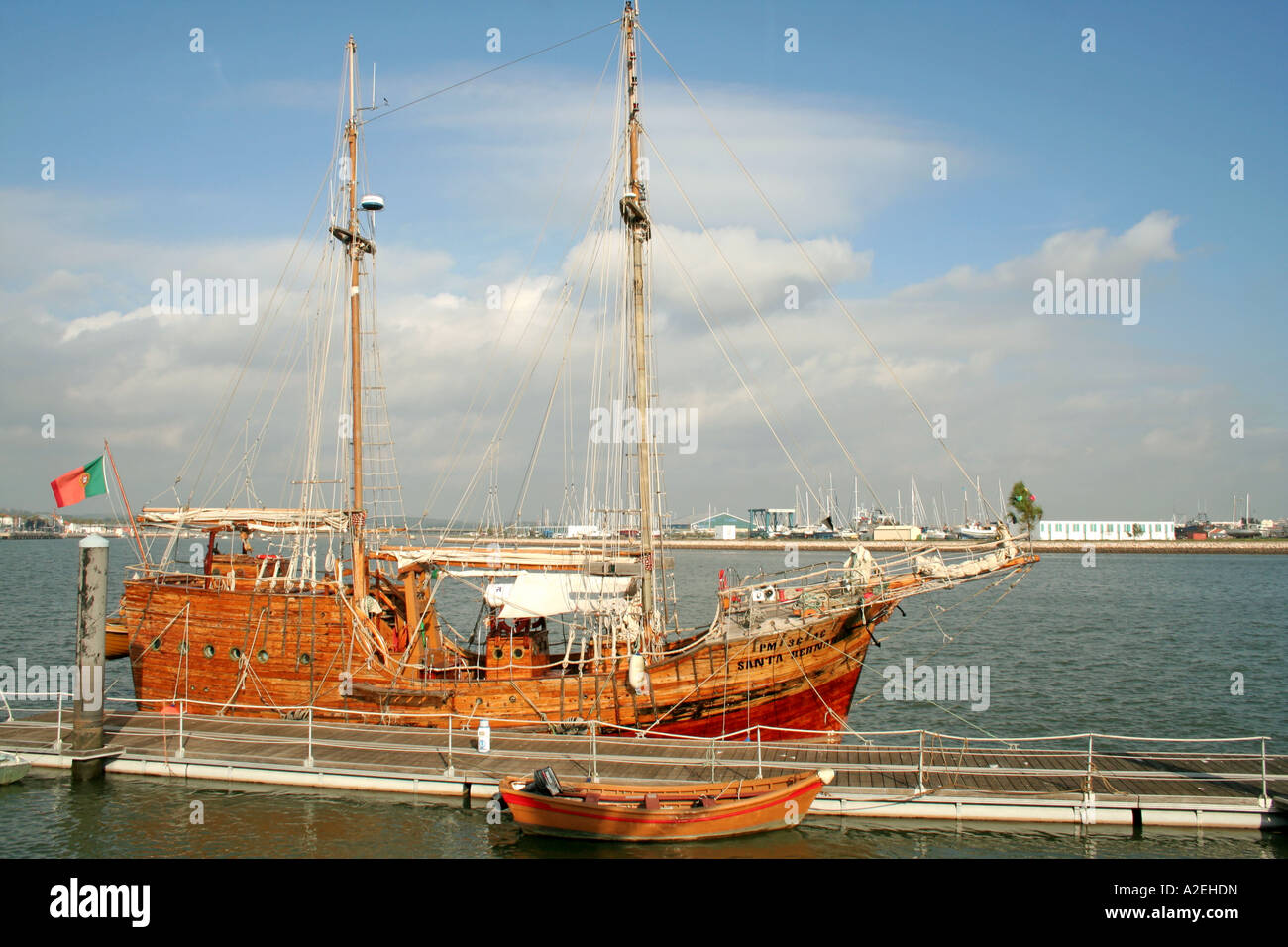 Replica della storica vecchia barca a vela Santa Bernarda Caravelo la nave dei pirati al Porto di Portimao Algarve Portogallo Foto Stock