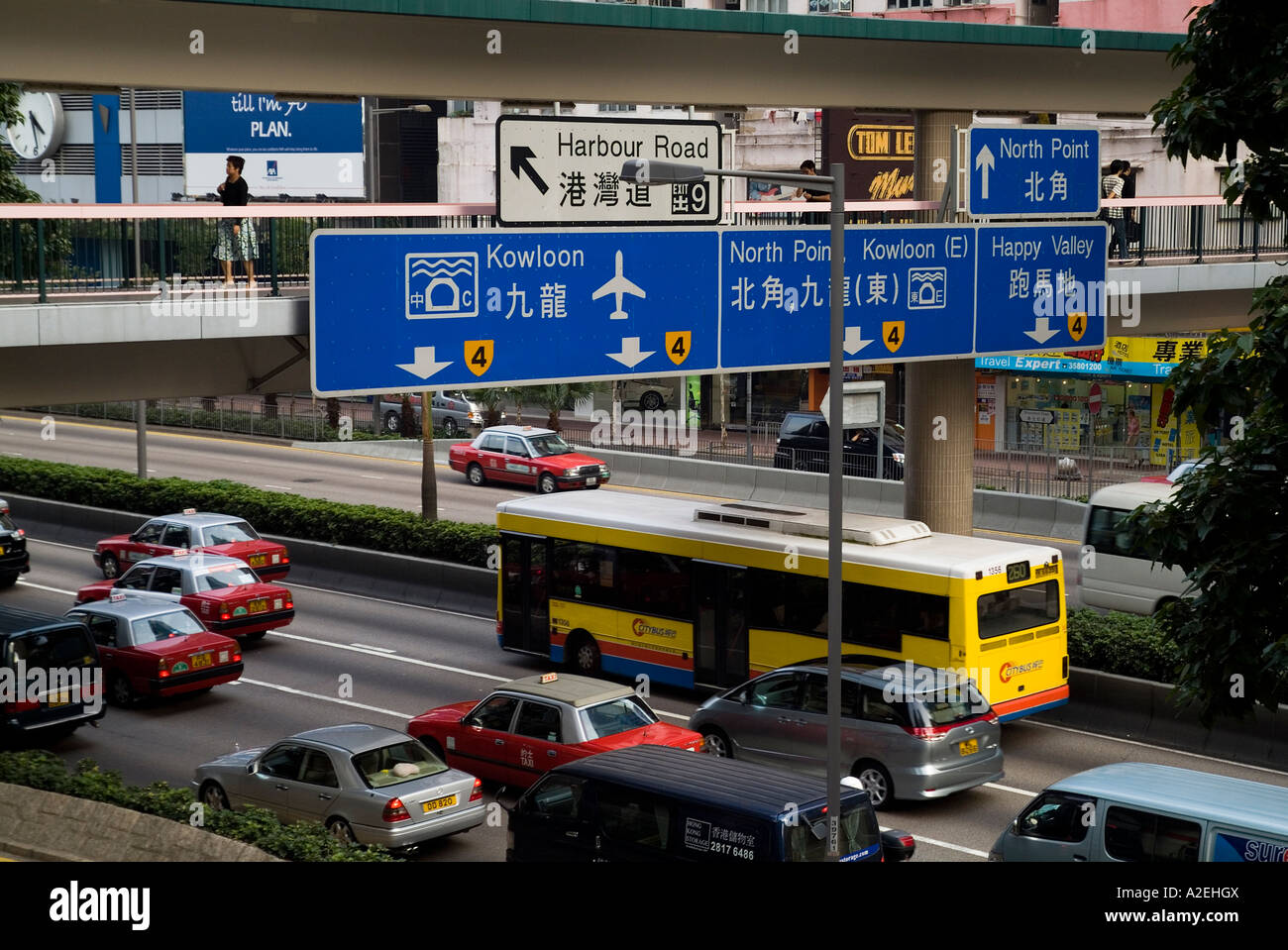 dh WAN CHAI HONG KONG Gloucester Road, accodamento del traffico nelle vicinanze Harbour Tunnel segnaletica stradale wanchai autostrada confettura trafficata isola cina Foto Stock