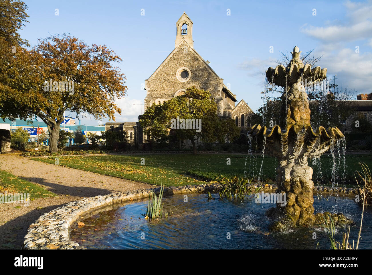 dh Forbury Gardens READING BERKSHIRE Fountain St James Roman Catholic church parkland park water includono un giardino Foto Stock