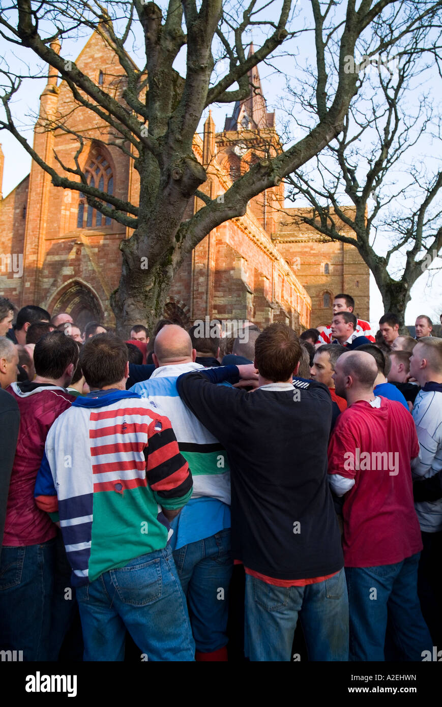 dh The Ba KIRKWALL ORKNEY Pack of Ba Players St Magnus Cathedral natale palla gioco Scozia gente rugby calcio Foto Stock