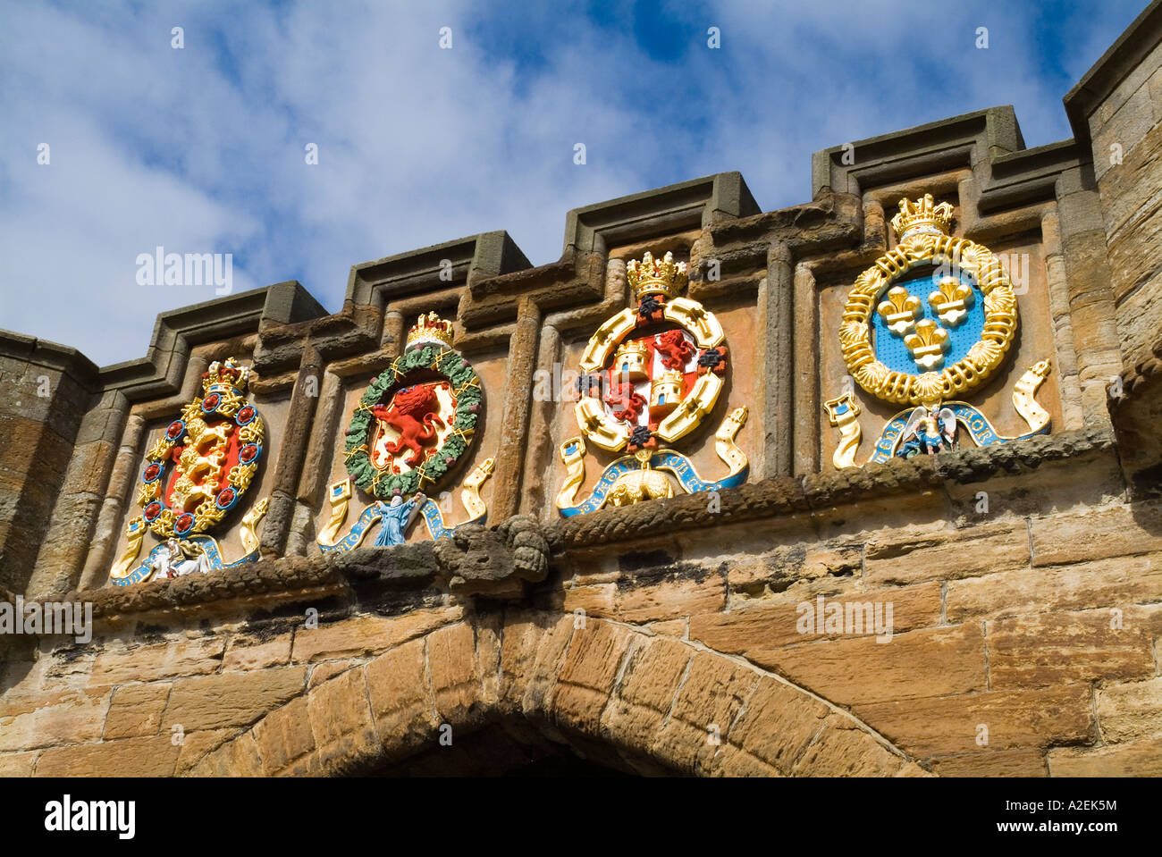 dh cancello esterno LINLITHGOW PALACE WEST LOTHIAN pietra scolpita dipinta Stemma eraldry sopra le creste medievali d'ingresso della Scozia Foto Stock