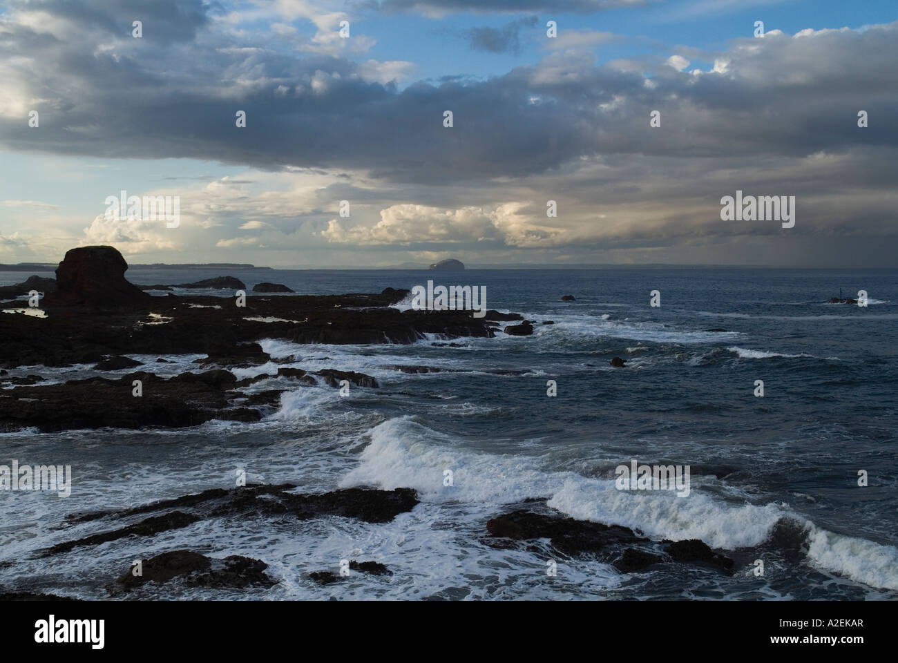 dh Firth of Forth DUNBAR LOTHIAN EAST Scotland Mare del Nord onde di vento tempestose costa e Bass Rock tempesta costiera scozzese che precipita i venti marini Foto Stock