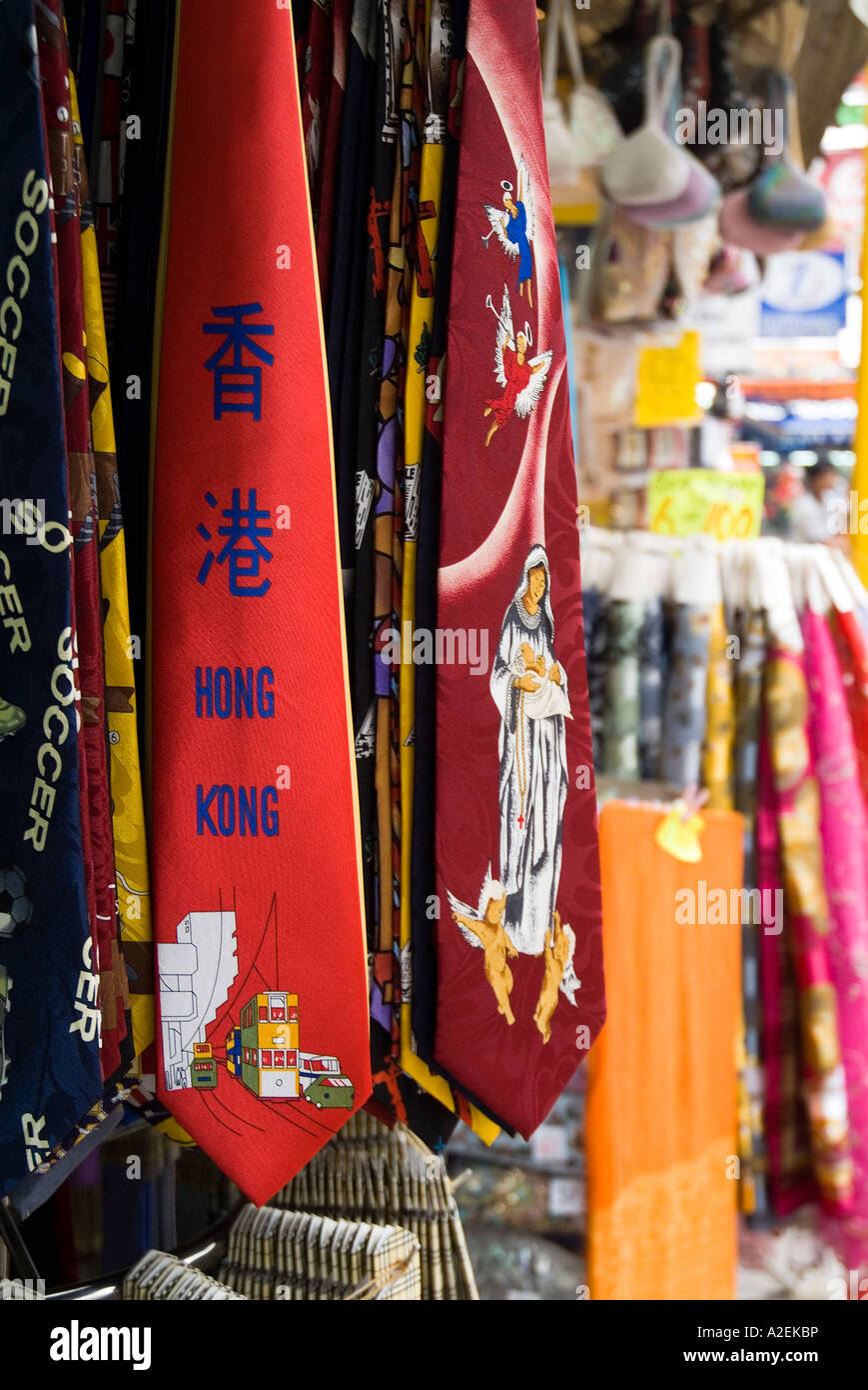 Dh il Mercato Stanley STANLEY HONG KONG Red Hong Kong cravatte di seta tie stallo per rack Foto Stock