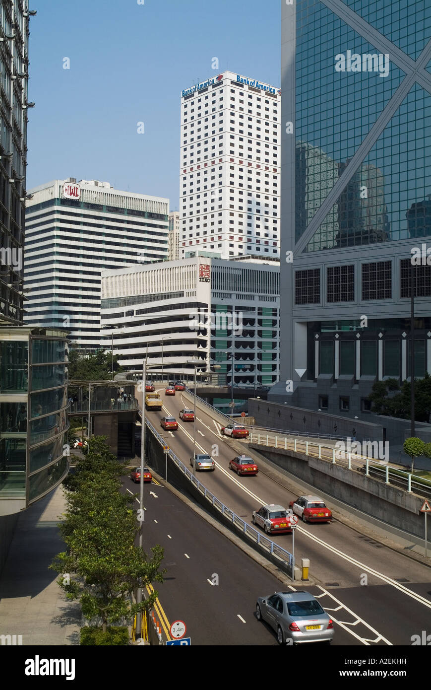 Dh Cotton Tree Drive CENTRAL HONG KONG il traffico automobilistico sul cavalcavia e multipiano edifici Foto Stock