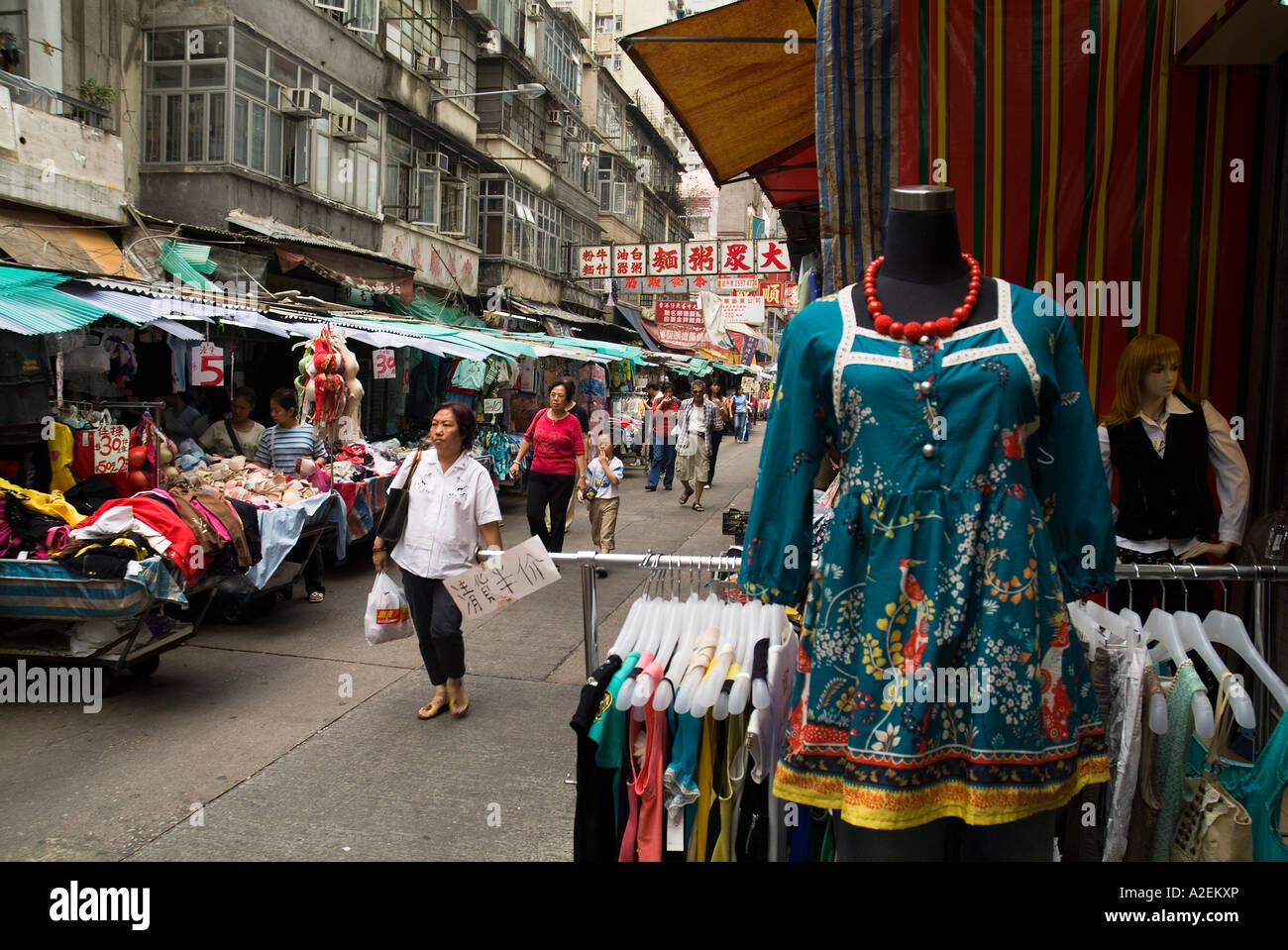 Dh marmo Road Market North Point HONG KONG Dress manakin gente camminare attraverso il mercato di stoffa bancarelle donna asiatica Foto Stock