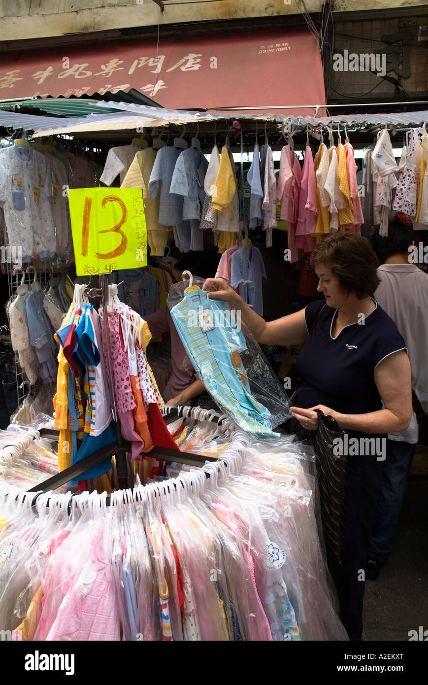 Dh marmo Road Market North Point HONG KONG turista femminile panno vestiti strada del mercato di stallo shopping donna lady affare Foto Stock