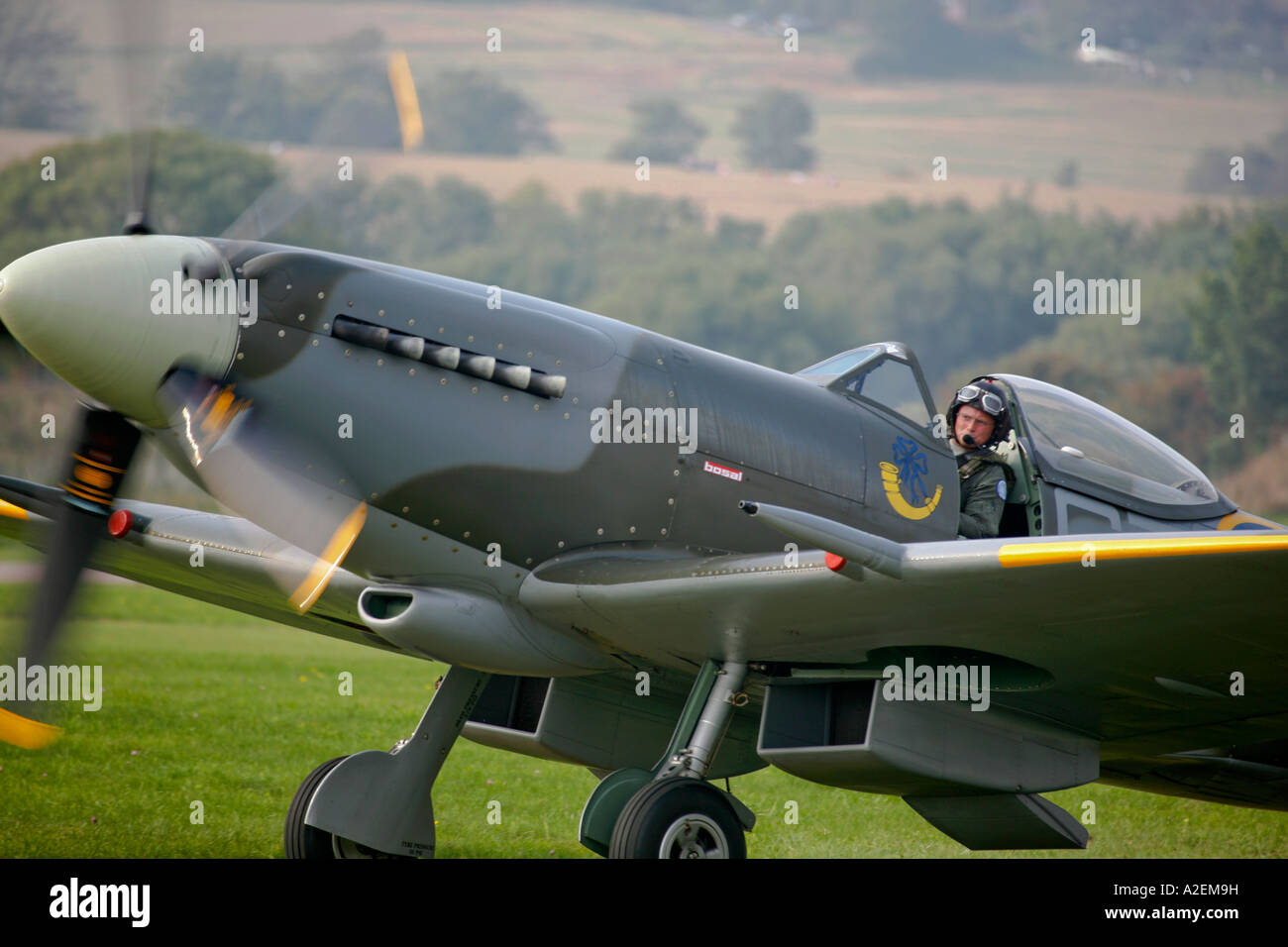 WW2 piano Spitfire rullaggio lungo il campo di aviazione a Shoreham Visualizzazione aria 2006 Foto Stock