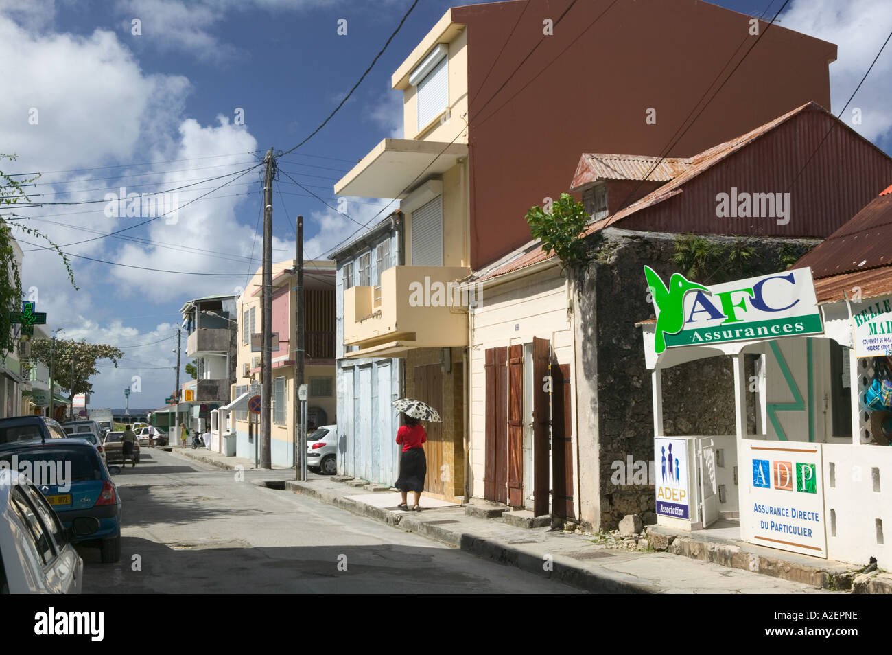 French West Indies, Guadalupa, Marie Galante, Isola, GRAND, BOURG: architettura coloniale con pedonale (NR) Foto Stock