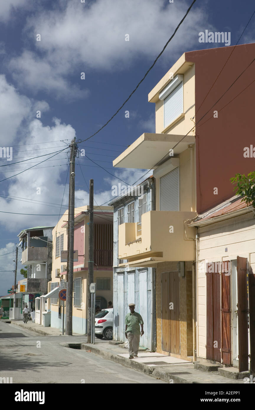 French West Indies, Guadalupa, Marie Galante, Isola, GRAND, BOURG: architettura coloniale con pedonale (NR) Foto Stock