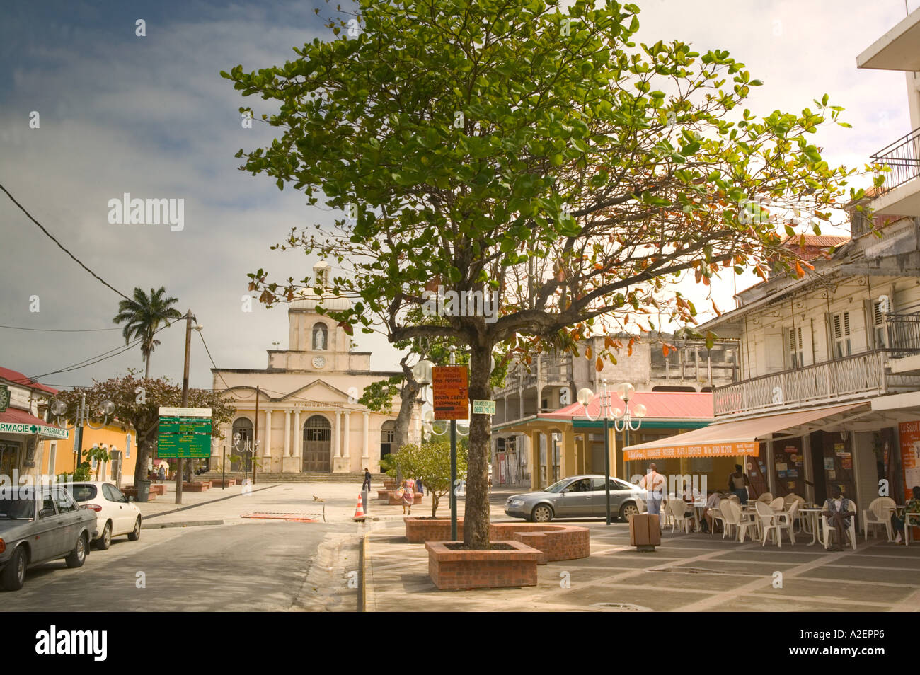 French West Indies, Guadalupa, Marie Galante, Isola, GRAND, BOURG: Place de l'Eglise, Cafe & chiesa del paese Foto Stock