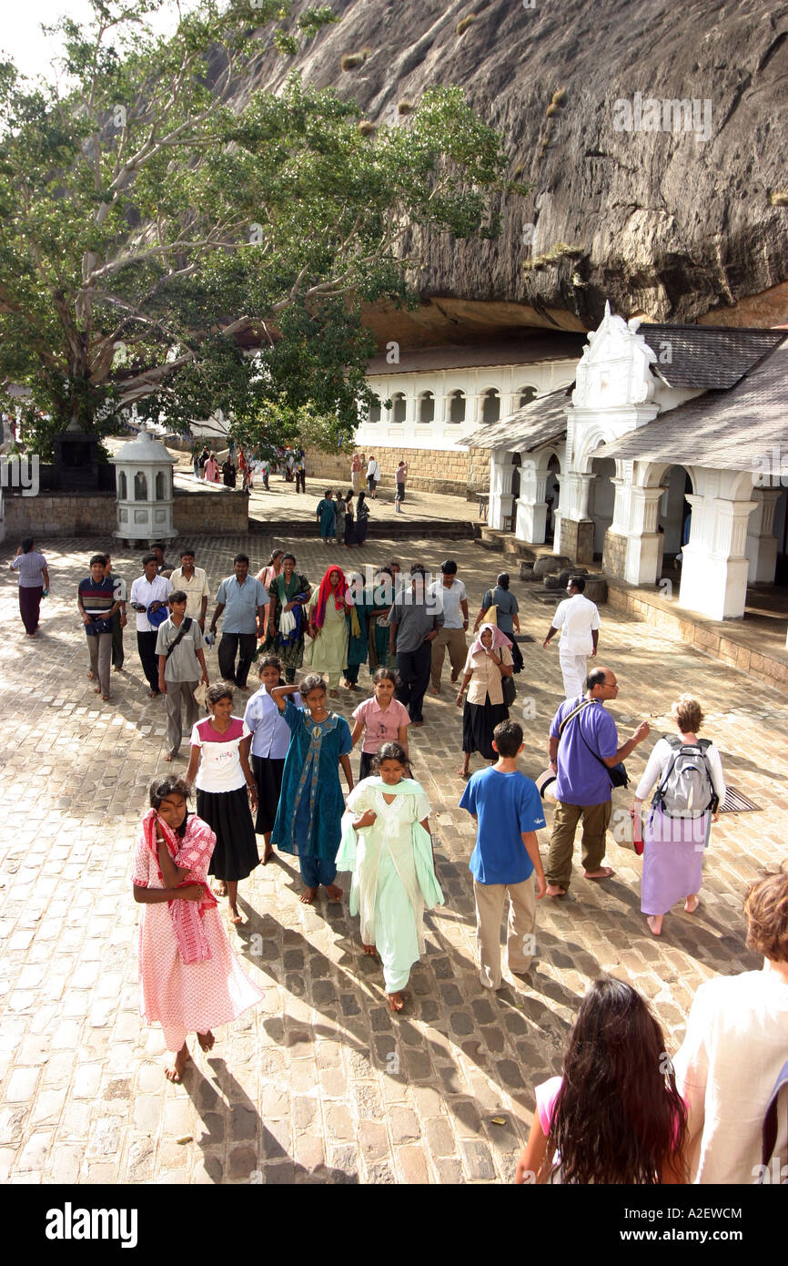 Dambulla Sri Lanka: Turisti e abitanti locali, tempio delle grotte di Dambulla, esterno, grotte di Dambulla, Sri Lanka Travel; turismo dello Sri Lanka; Asia Foto Stock