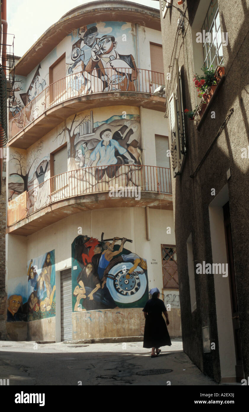 Murali nazionalista Orgosolo Nuoro Sardegna Italia Foto Stock